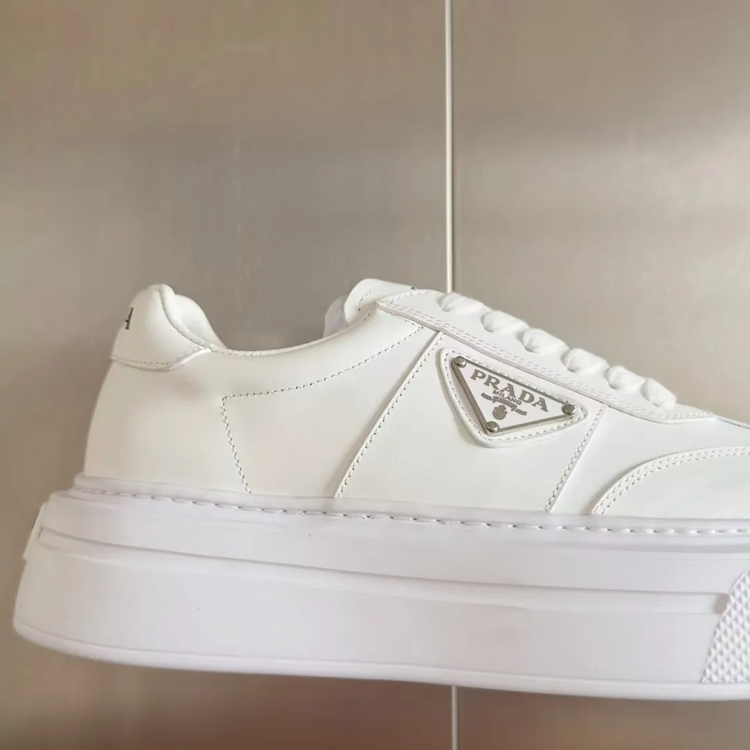 👟👟Ex-factory price 600👟👟 Couple model Prada Latest Couple model Triangle logo Thick sole Casual white shoes Sneakers Original purchase development and production This sneaker combines simple lines and distinctive details into a modern design. The leather upper presents a refined silhouette, with the Prada contrasting logo embellished on the tongue and side inserts. Exquisite packaging at the delivery counter 🛍📦 ▪️Fabric: Original custom imported cowhide material ▪️Lining: Original custom made soft sheepskin ▪️Sole: Original molded non-slip rubber outsole ▪️Sole thickness: 4CM ▪️Size: Women's 35-40 / Men's 39-45